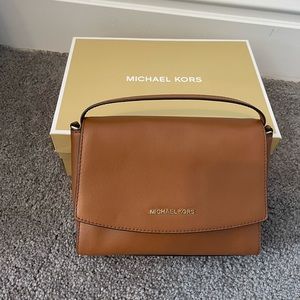 Michael Kors Ellis Medium Leather Crossbody Bag
Worn once, in great condition!